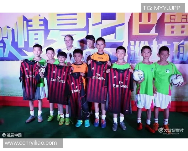 好莱坞明星与足球巨星亲密合影展现跨界魅力与友谊的精彩瞬间