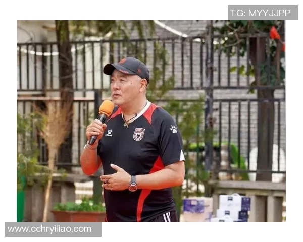 感动人心的足球明星背后的故事与奉献精神